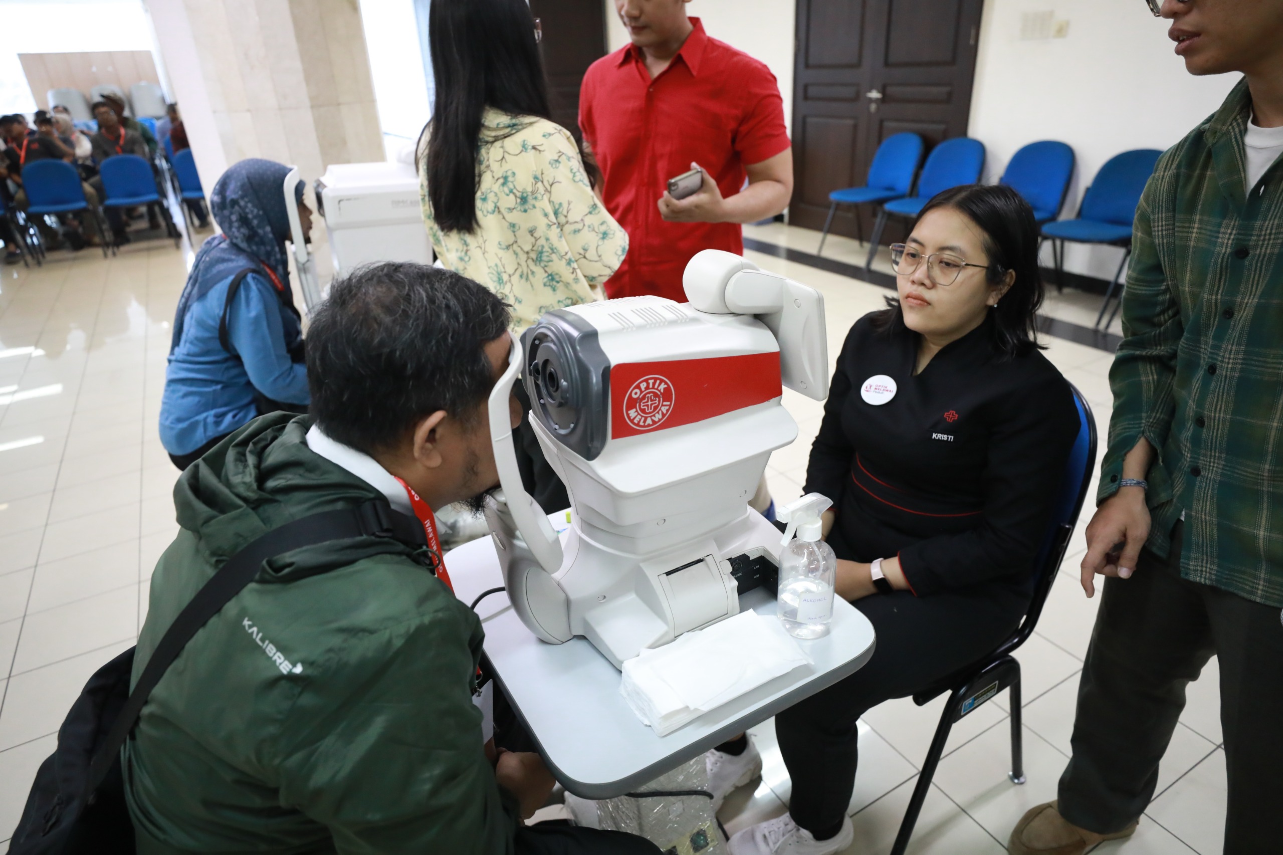 1.000 Kacamata Gratis Dibagikan! Aksi Sosial Optik Melawai Bantu Warga Jakarta Utara Melihat Lebih Jelas